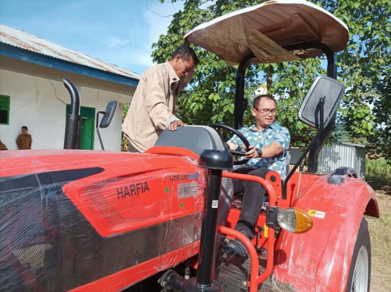 Traktor Tangguh Harfia HTR-445 Bantu Petani Majumu Tengah Tingkatkan Hasil Panen