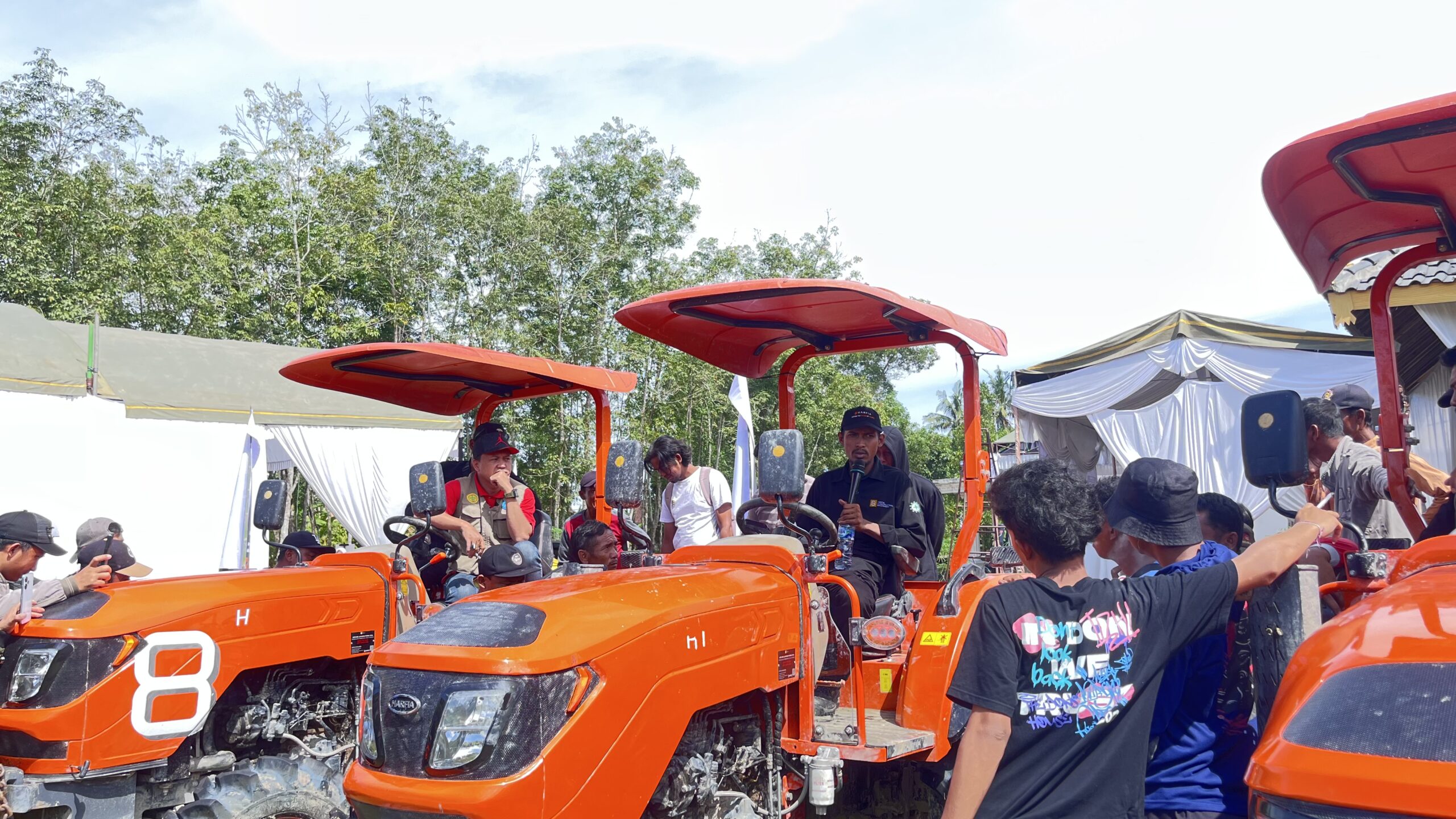 Temu Tani Harfia di OKI serta pelatihan bersama Mekanik Harfia dalam pengoperasian Traktor HTR-855