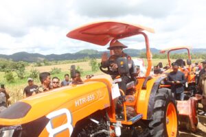 Kapolri Listyo mencoba traktor panen jagung