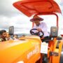 Mentan Andi mencoba traktor Harfia saat panen jagung di Bone