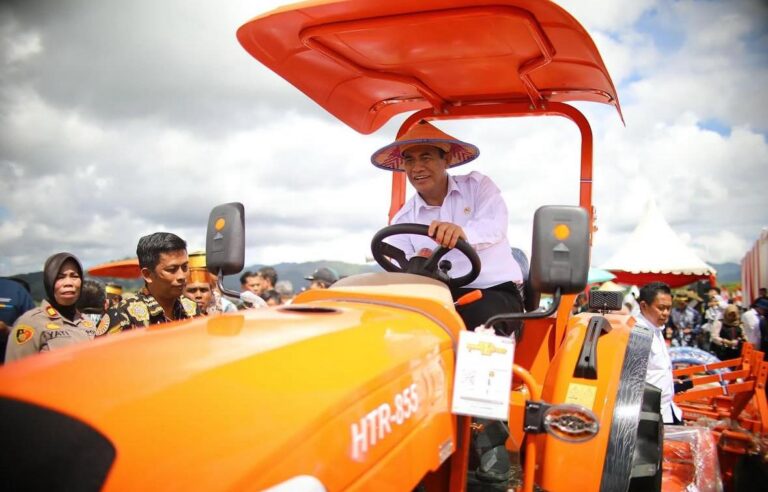 Mentan Andi mencoba traktor Harfia saat panen jagung di Bone