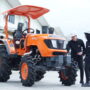 traktor HTR-855 sedang digunakan di lahan