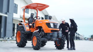 traktor HTR-855 sedang digunakan di lahan