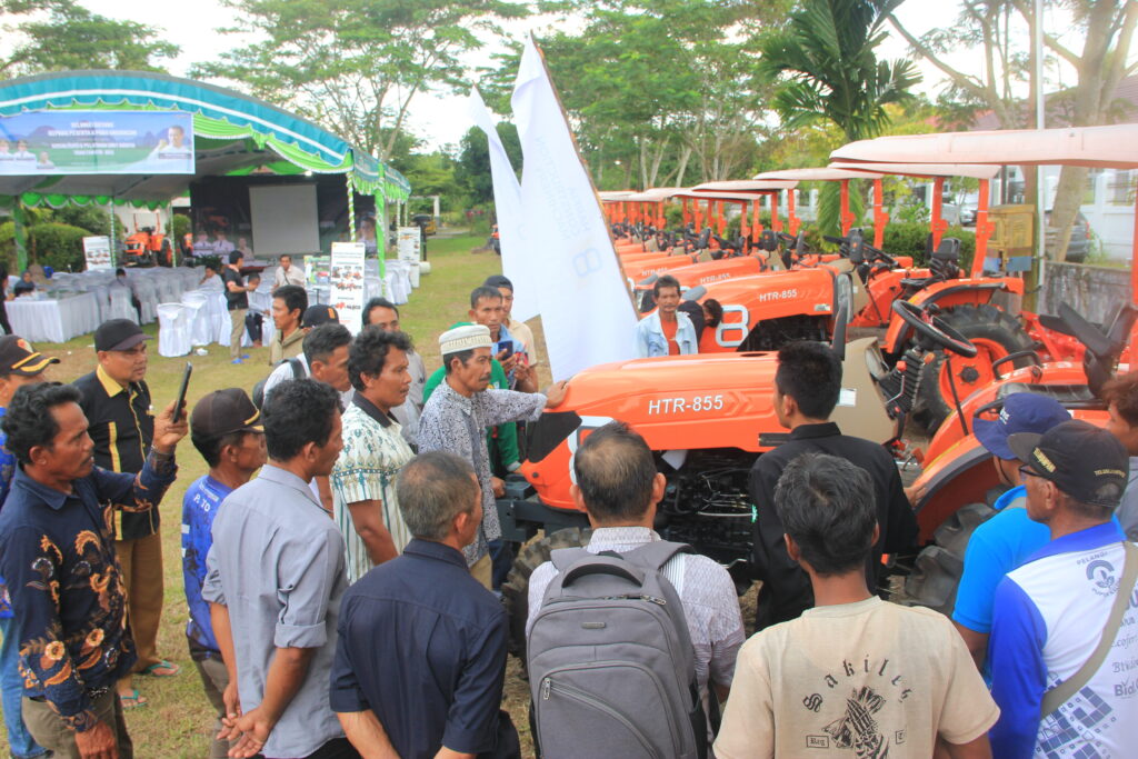 Tim Harfia sedang menjelaskan feature yang ada pada pelatihan traktor harfia HTR855