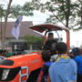 Tim Harfia sedang menjelaskan feature yang ada pada traktor harfia HTR855