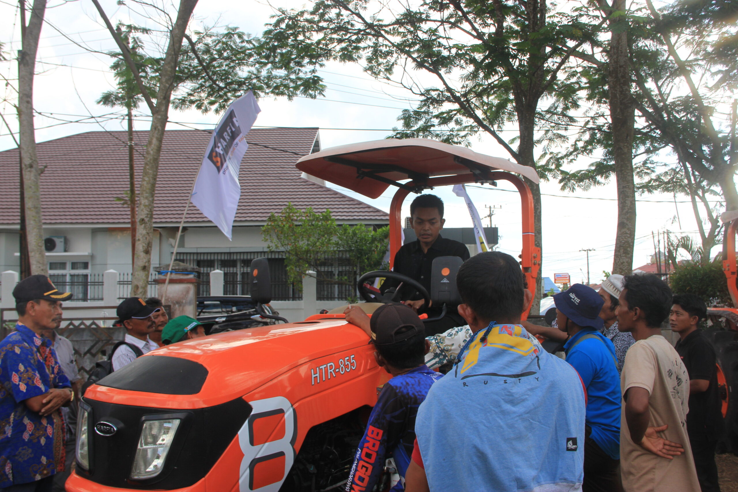 Tim Harfia sedang menjelaskan feature yang ada pada traktor harfia HTR855